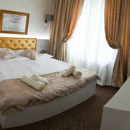 Golden House Apartment *