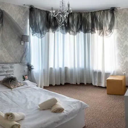 Golden House וארנה