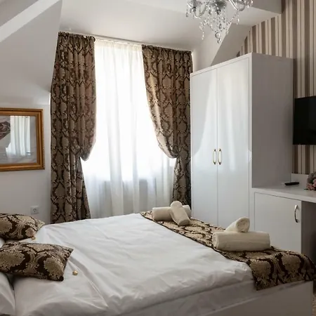 Golden Apartament Warna