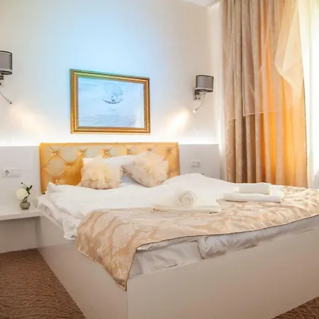 Golden House * וארנה