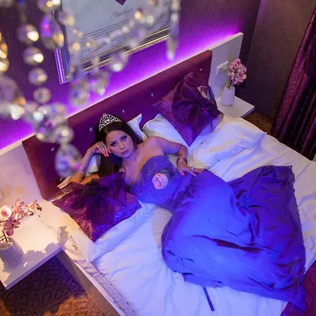 Golden House * וארנה