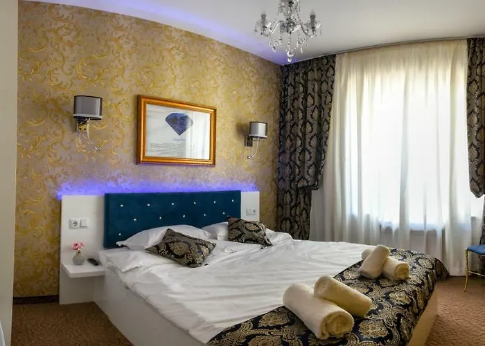 Golden House Apartment *